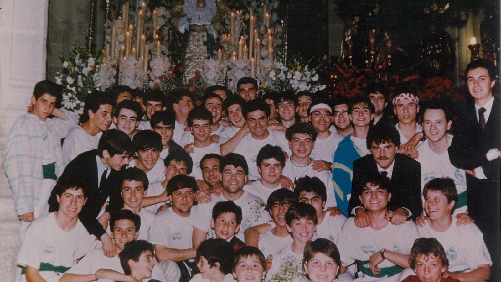 Costaleros de la Esperanza en 1990.