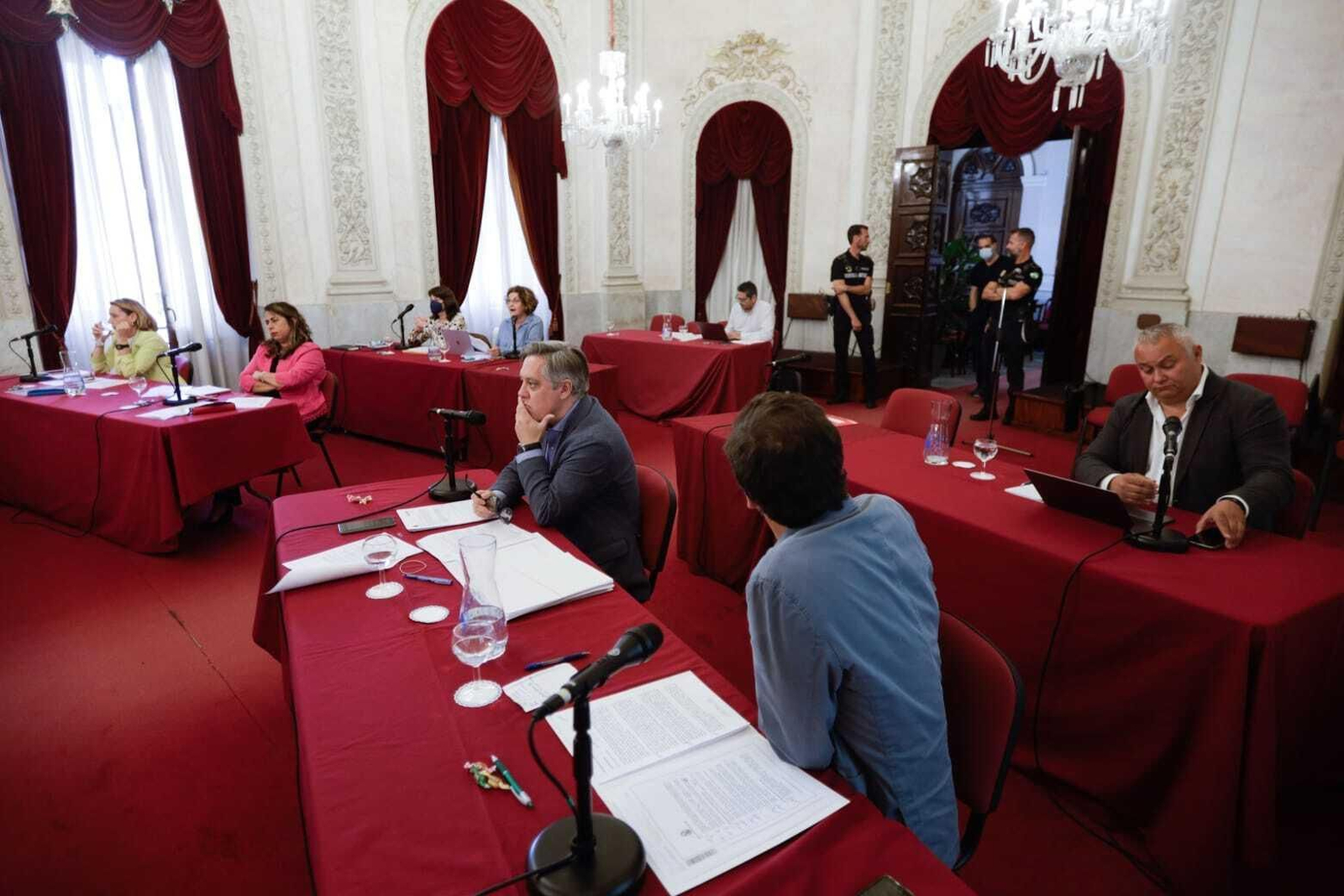 Algunos de los grupos de la oposición, durante la sesión de este viernes.