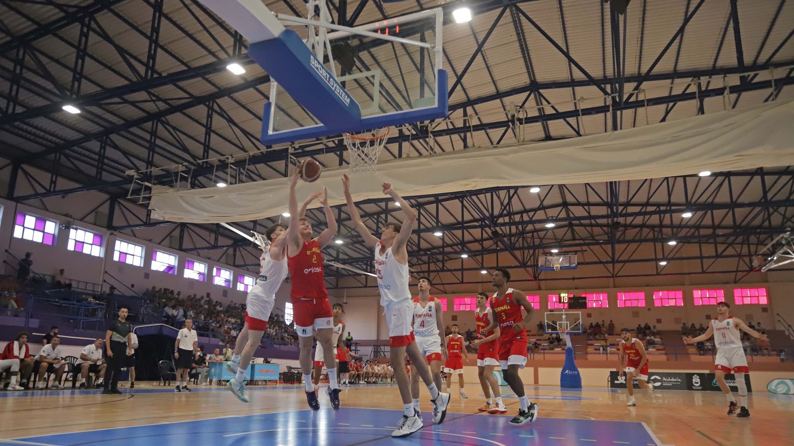 Fotos del segundo partido de baloncesto entre España sub-20 y España sub-22 en La Línea