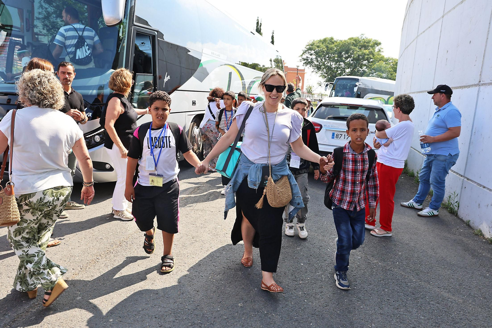 Imágenes del recibimiento a los  niños procedentes de los campamentos saharauis que pasarán sus vacaciones en Huelva