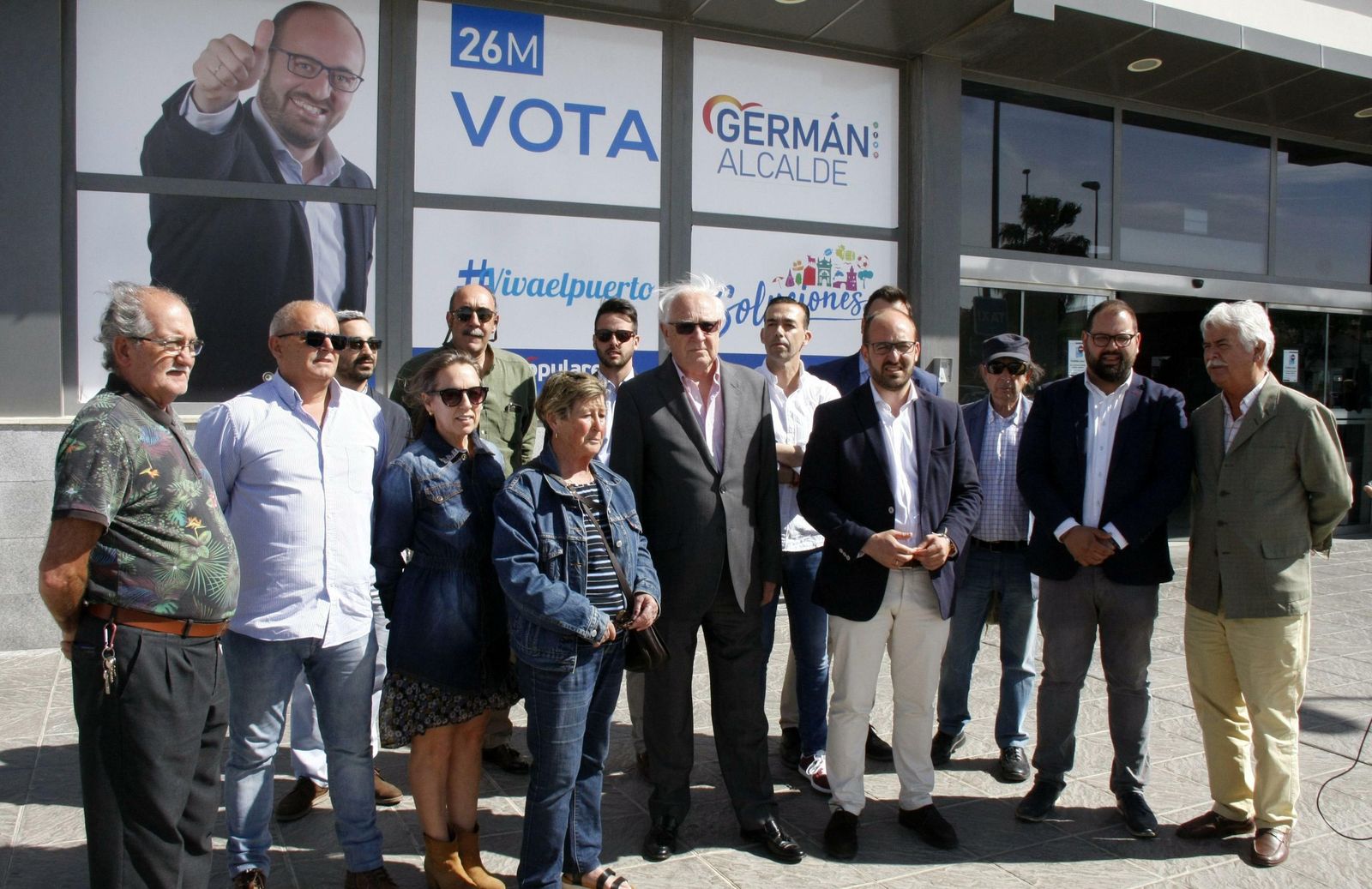 El viceconsejero de Fomento de la Junta de Andalucía, Jaime Raynaud, con miembros de la candidatura del PP y representantes vecinales.