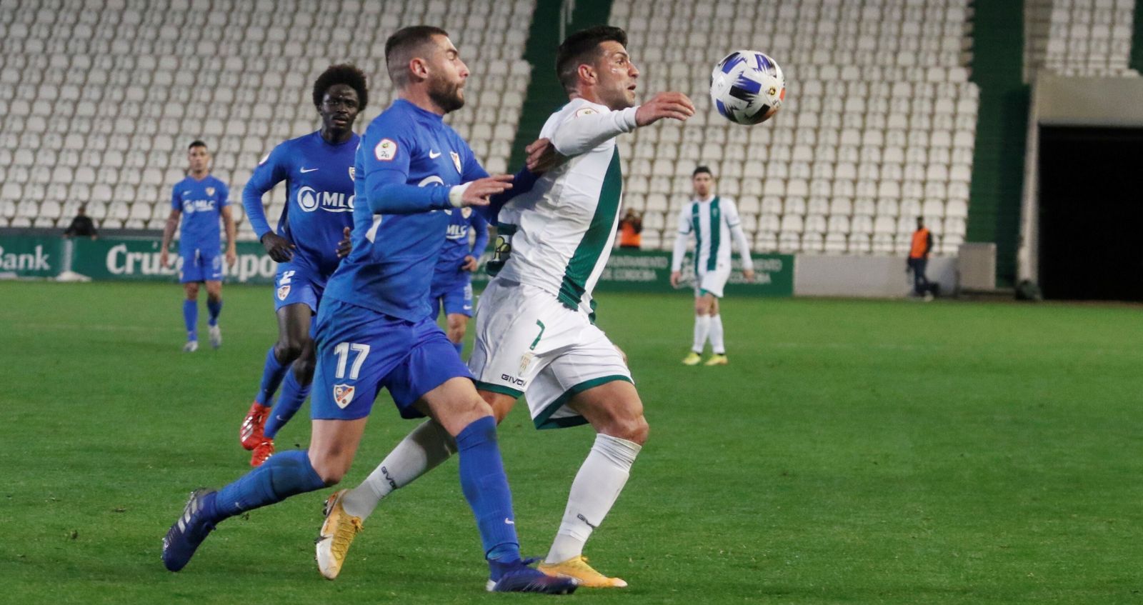 José Cruz intenta robar el balón a Willy, en la última visita del Linares a El Arcángel.