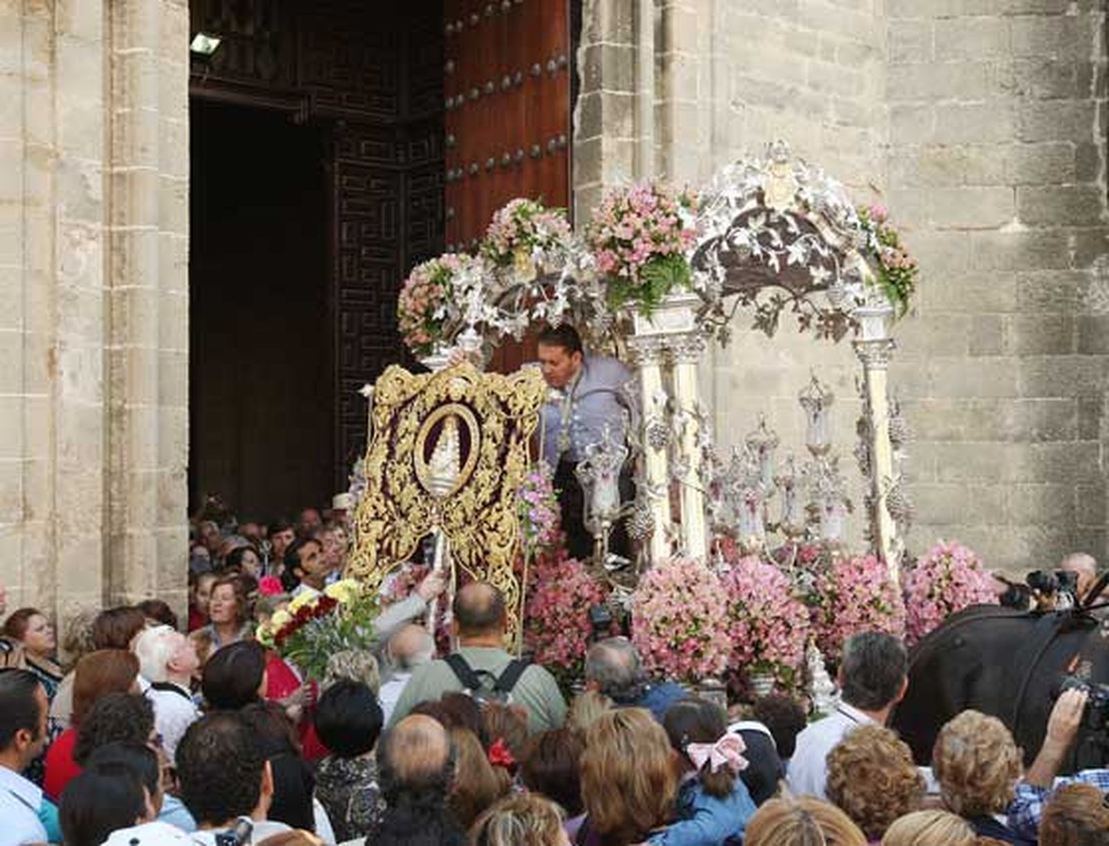 La hermandad rociera, tras asistir a la misa de romeros en Santo Domingo, coloca el Simpecado de Jerez en la carreta e inicia el camino hacia la aldea de El Rocío

Foto: Juan Carlos Toro