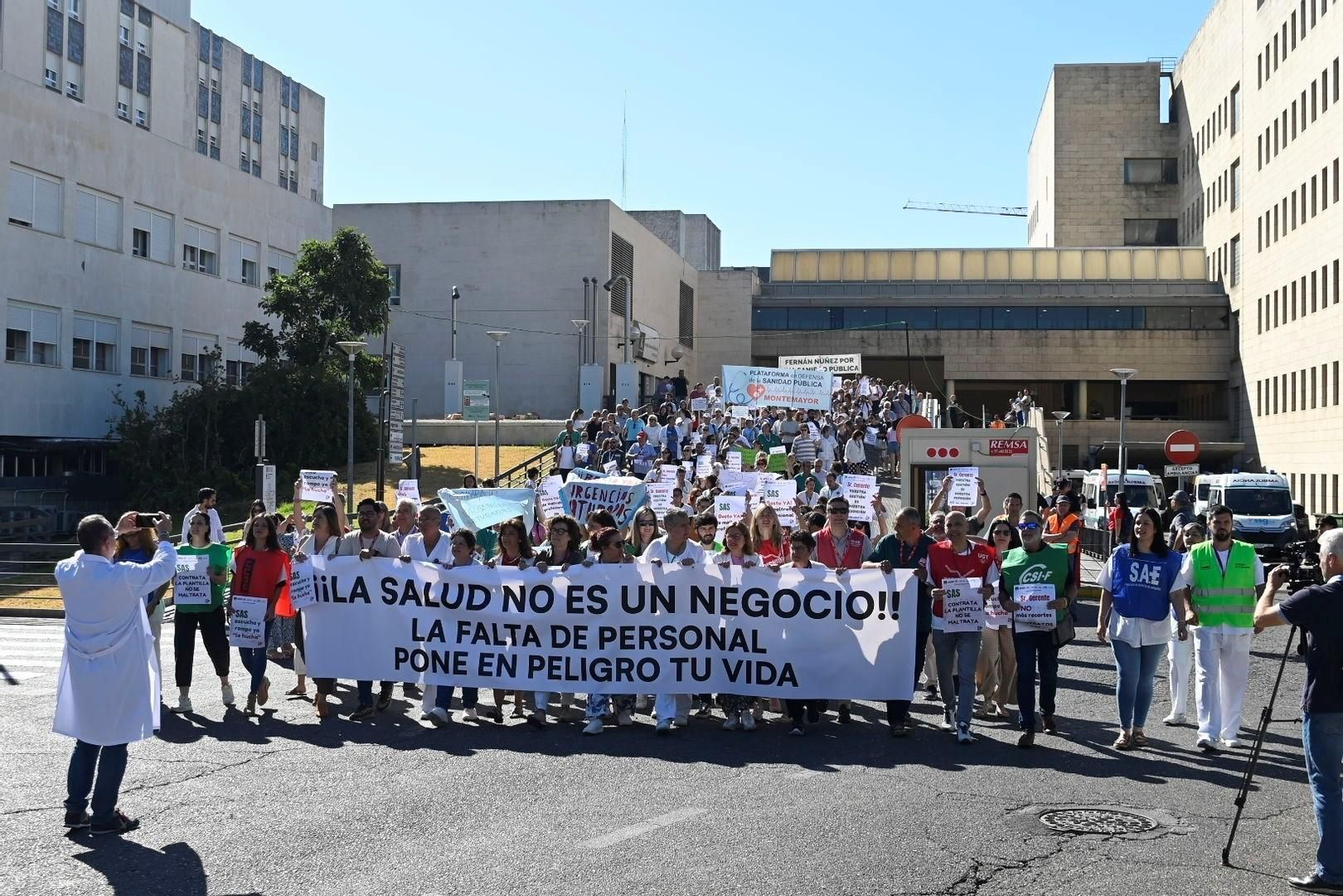 Las imágenes de la manifestación en el Hospital Reina Sofía por los recortes del SAS