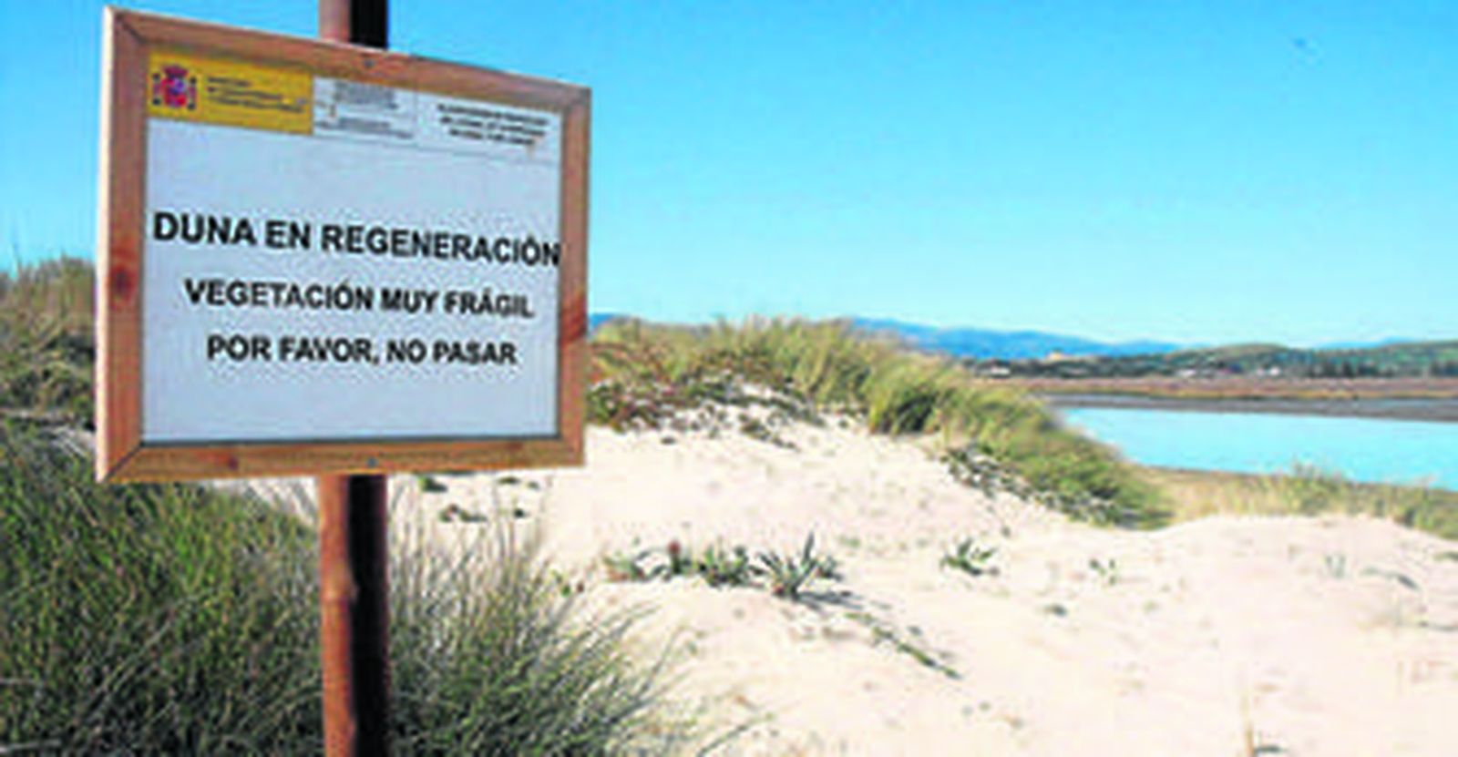 Uno de los carteles del anterior Ministerio de Medio Ambiente,  Medio Rural y Marino,  en la zona dunar junto a la desembocadura del Palmones.