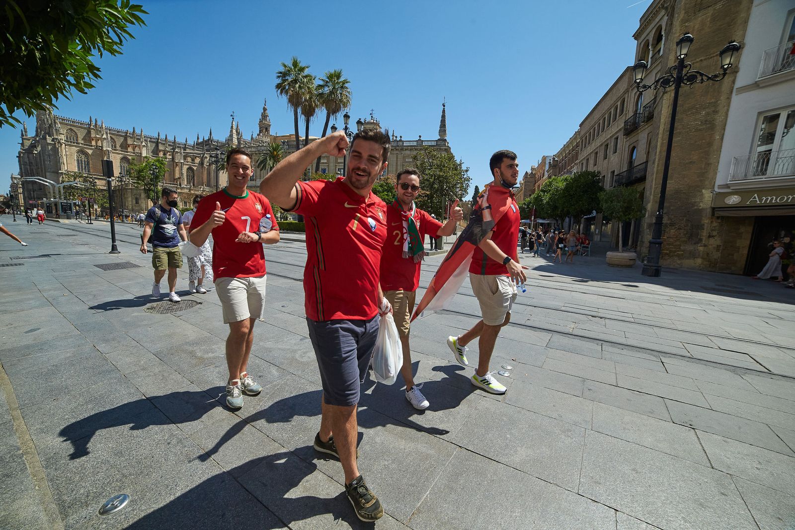 Imágenes de la convivencia entre belgas y portugueses por las calles de Sevilla.