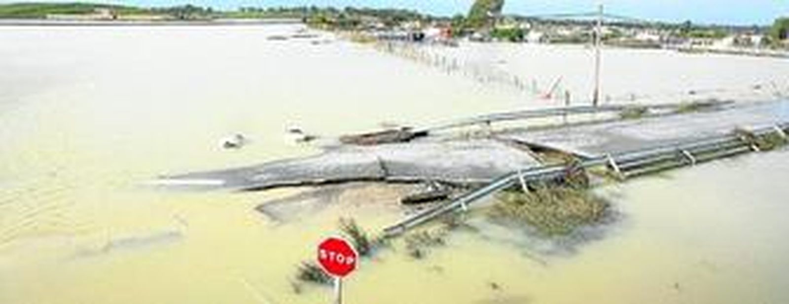 Aspecto que ofrecía ayer la carretera de acceso a Las Pachecas una vez que bajó el nivel de las aguas desbordadas. Los destrozos son enormes.