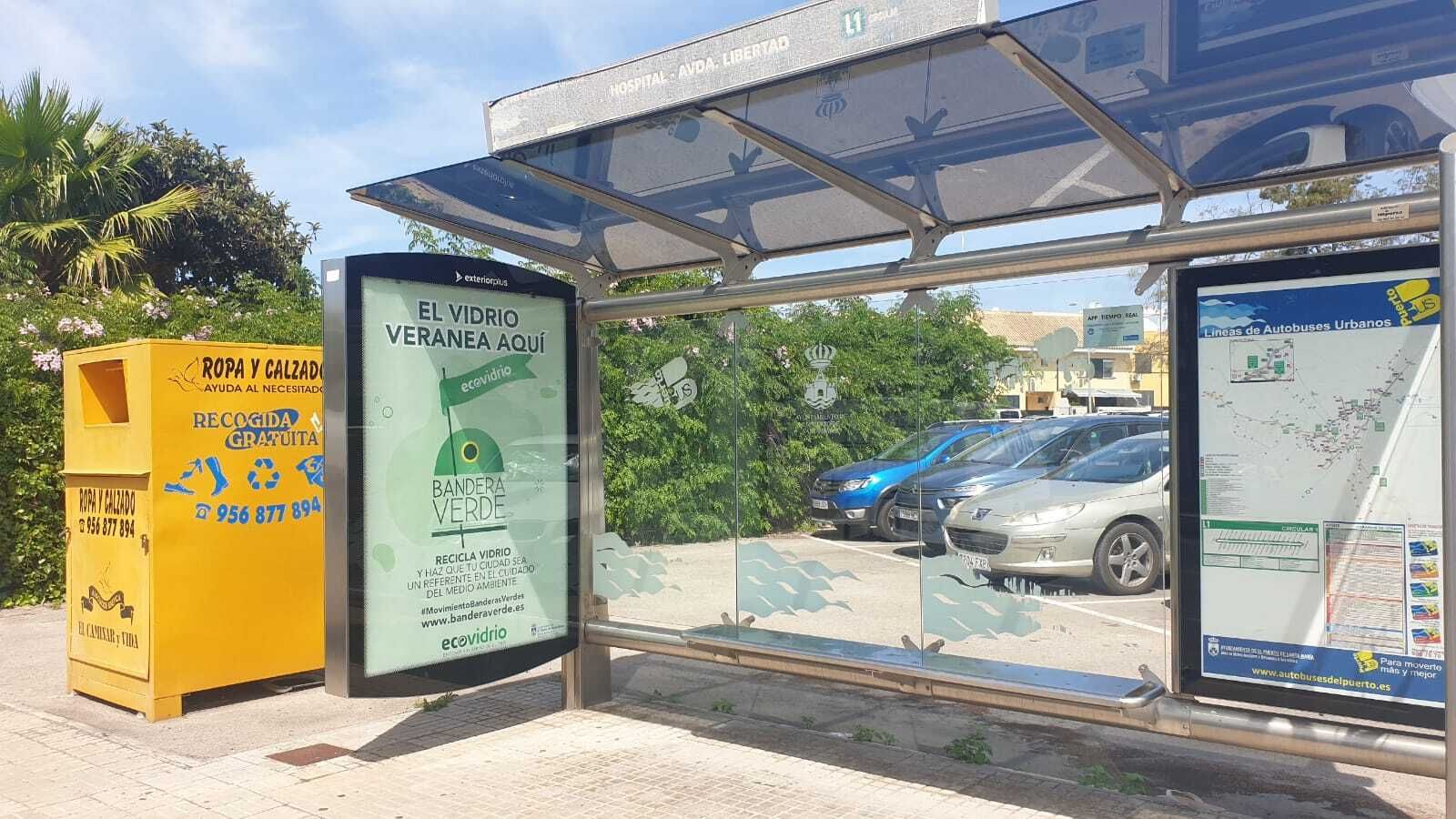 Una marquesina con la publicidad lanzada por Ecovidrio.
