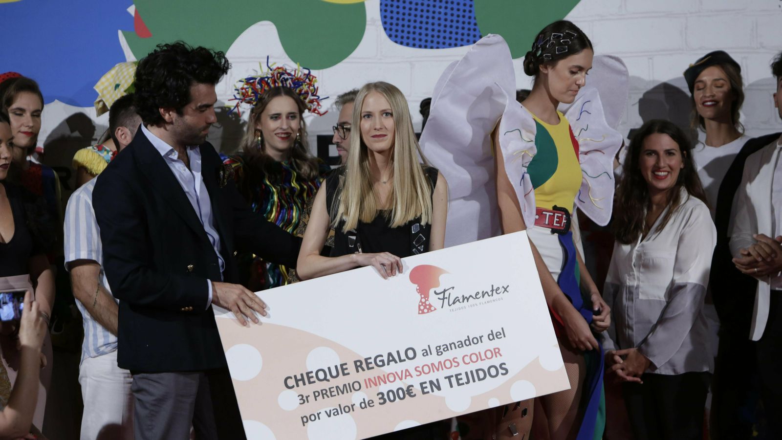 La tercera finalista, Andrea Fernández con Felipe Muñoz, Social Media Manager de Flamentex, la empresa de tejidos que colabora con los premios del evento