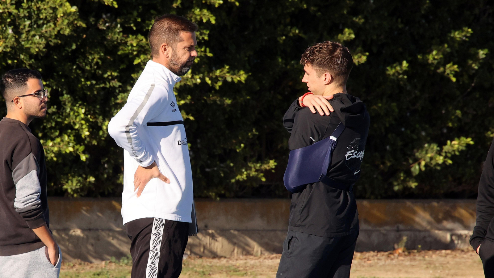 David Sánchez charla con Mikan en el entrenamiento de este miércoles 15 de noviembre. David Sánchez charla con Mikan en el entrenamiento de este miércoles 15 de noviembre.