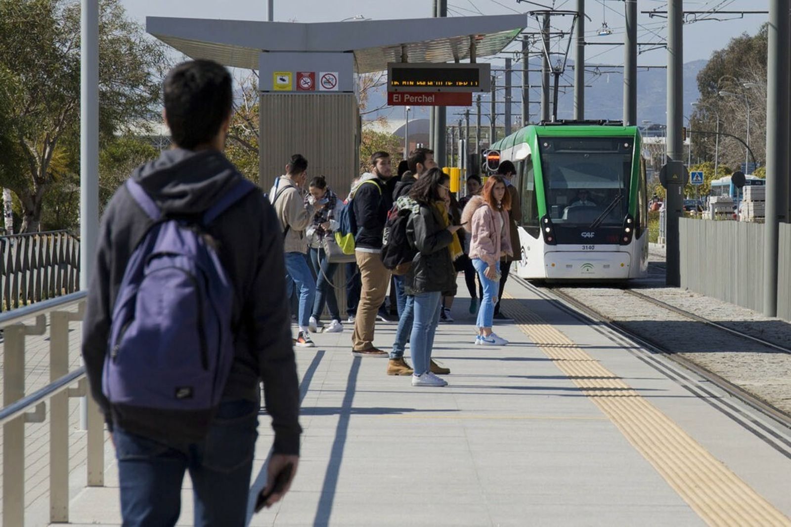 Usuarios del Metro de Málaga esperan uno de los trenes en la zona de la Universidad.