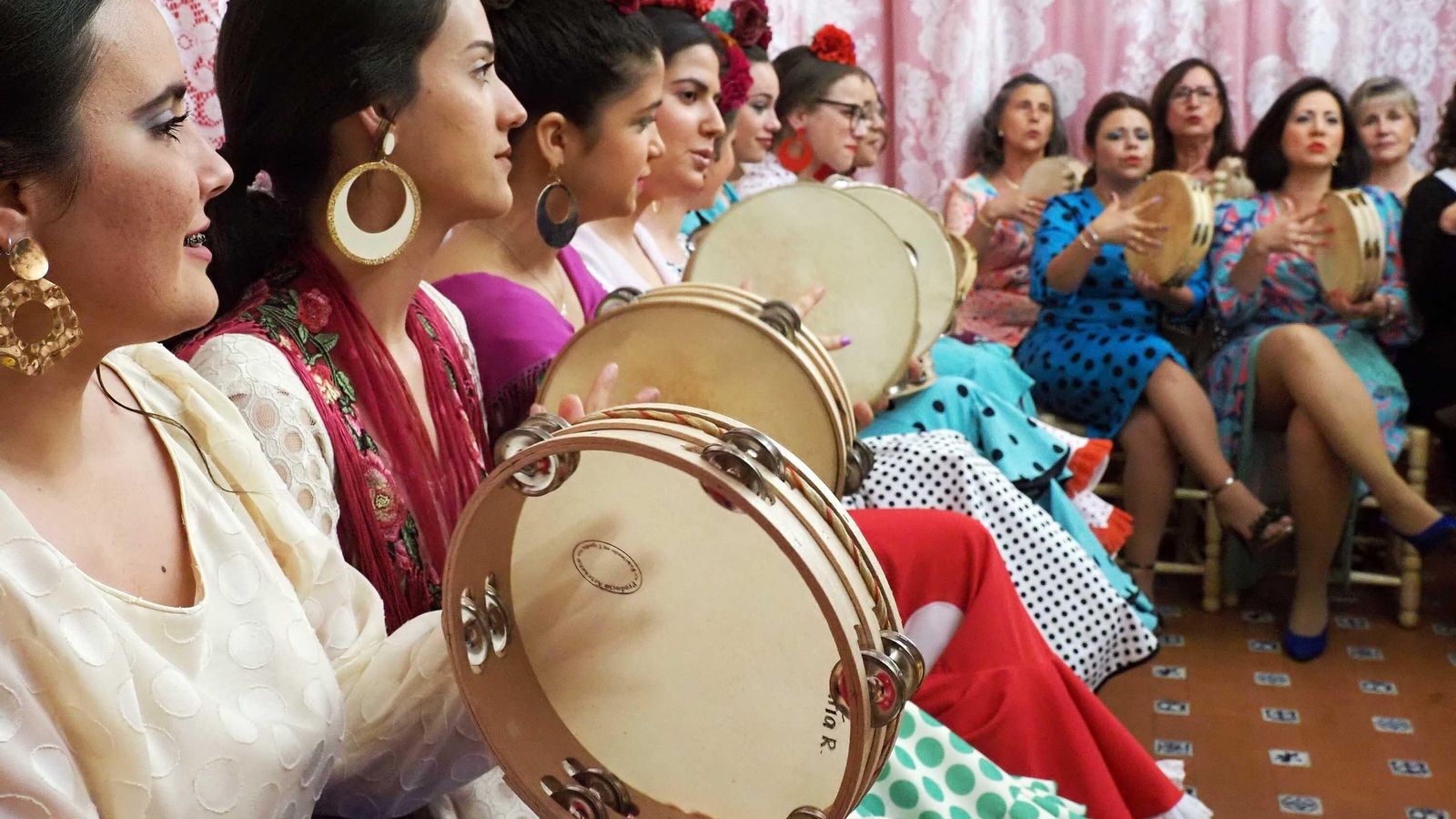 Las mujeres acompañan con panderetas, palillos, palmas y voces