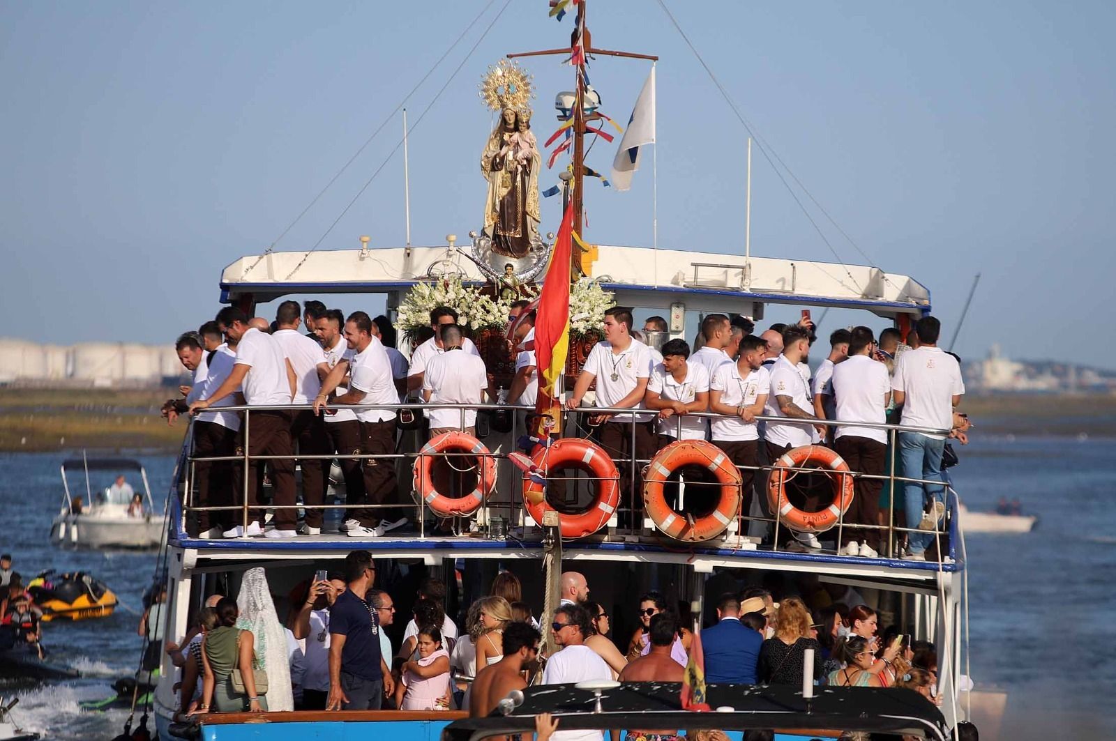 La Virgen del Carmen surca la Ría de Punta Umbría.