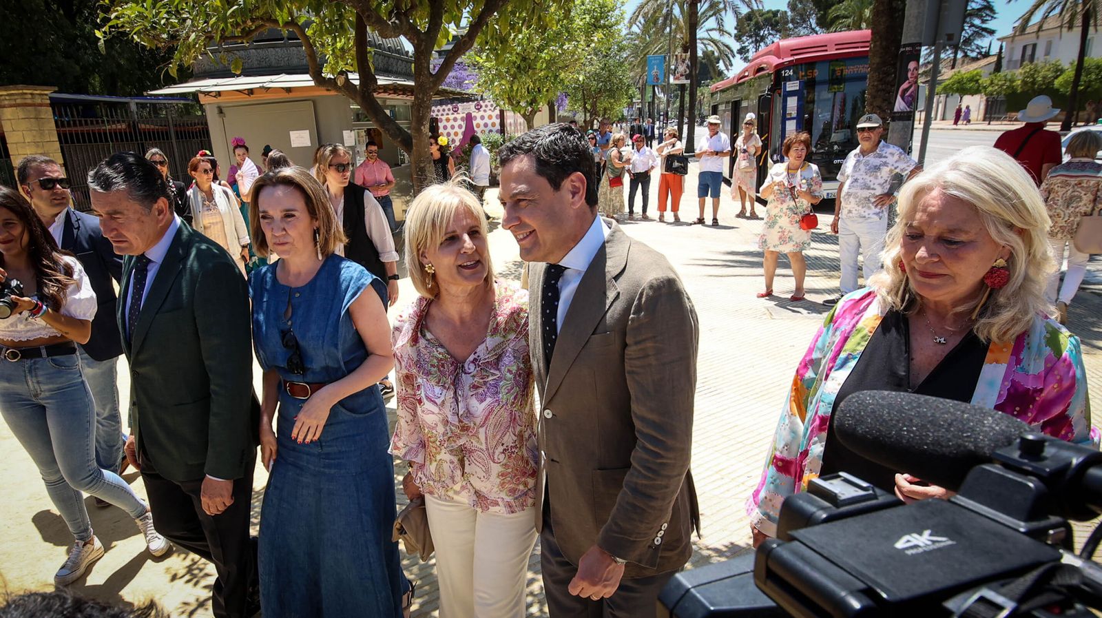 Juanma Moreno se pasea por la feria de Jerez 2023