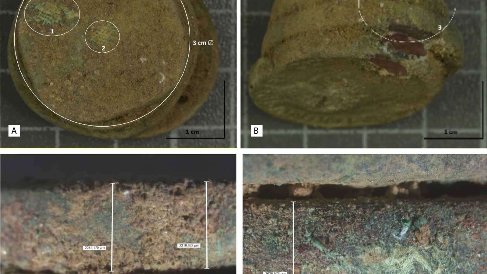 Imagen de los restos de lino del monedero adheridos a las monedas