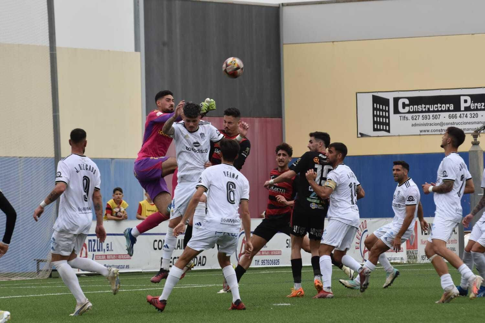 Santos sale de puños en una acción de la primera mitad.