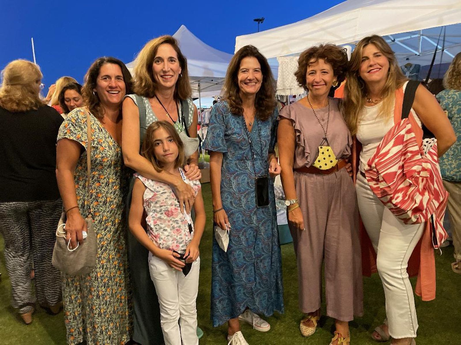 Reye Muñiz, Maria García, con su hija, Sonia Ysasy, Rocío Olmedo y Sara González, durante la inauguración del II Pop Up Market de Verano Costa Ballena Ocean Club Golf.