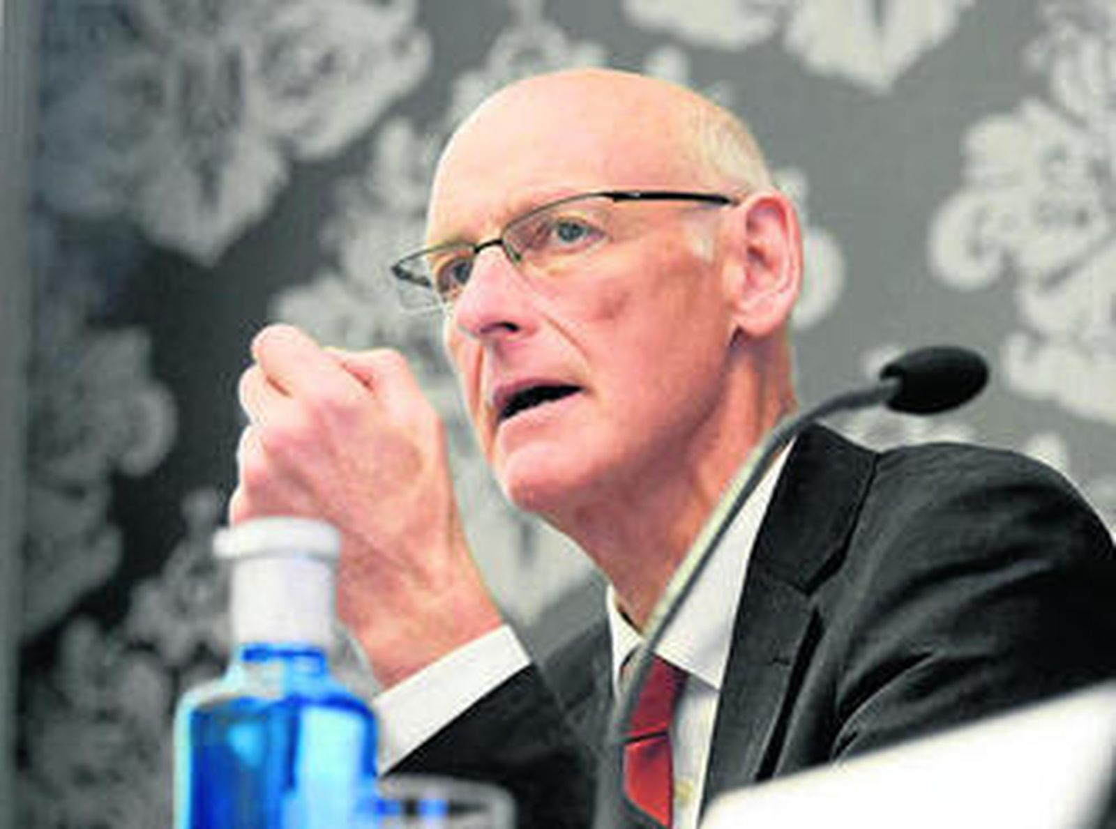 John Britton, del Real Colegio de Médicos del Reino Unido, en el debate.
