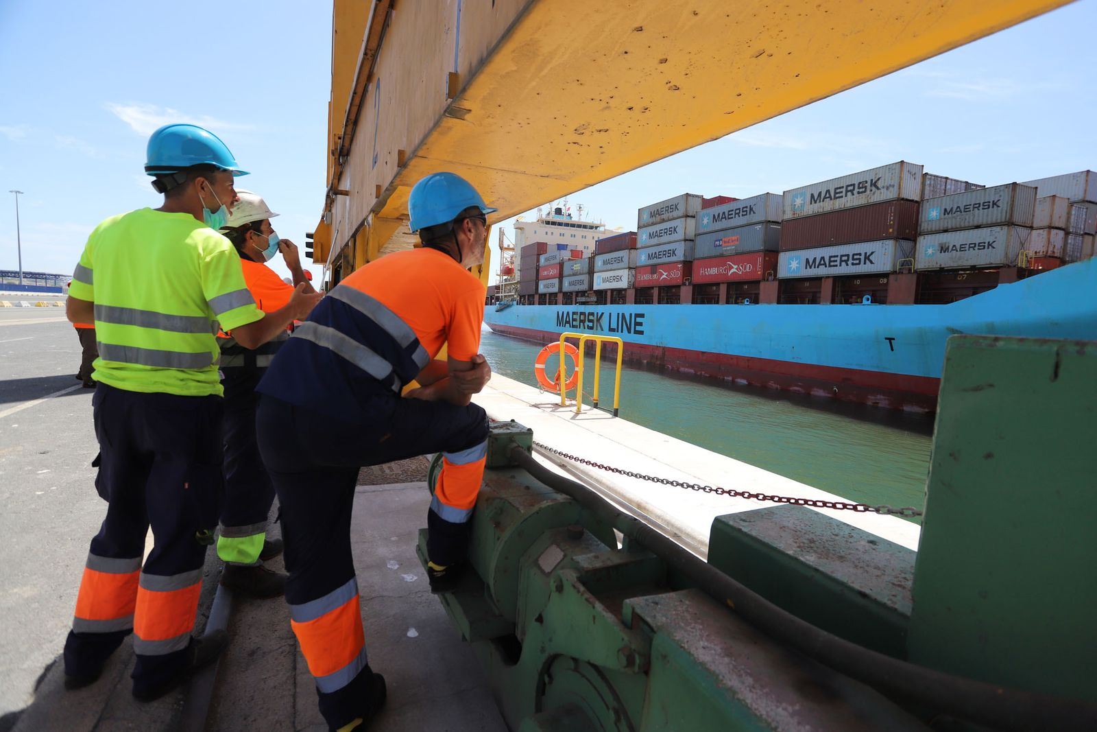 Imágenes de la llegada del buque Maersk al Puerto de Huelva, que abre las escalas con la línea entre Leixoes y Algeciras