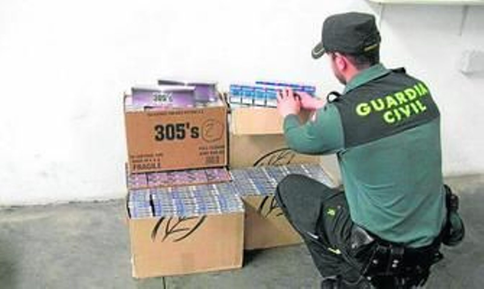 Un agente de la Benemérita, revisando las cajetillas de tabaco intervenidas.