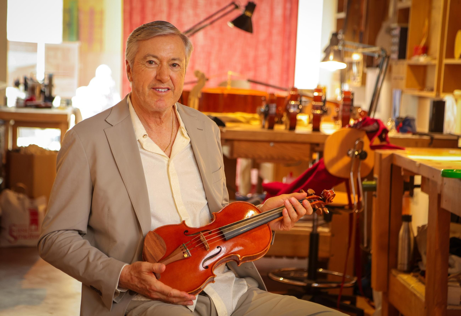 Alejandro G. Roemmers en la casa-taller de Antonio Stradivari Alejandro G. Roemmers en la casa-taller de Antonio Stradivari