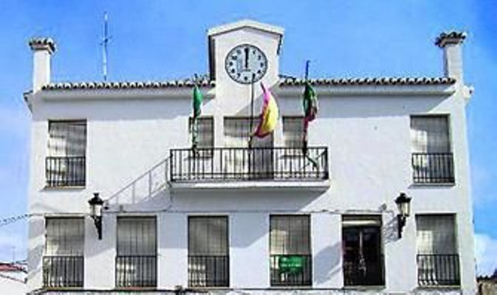 Fachada principal del Ayuntamiento de Huéneja.