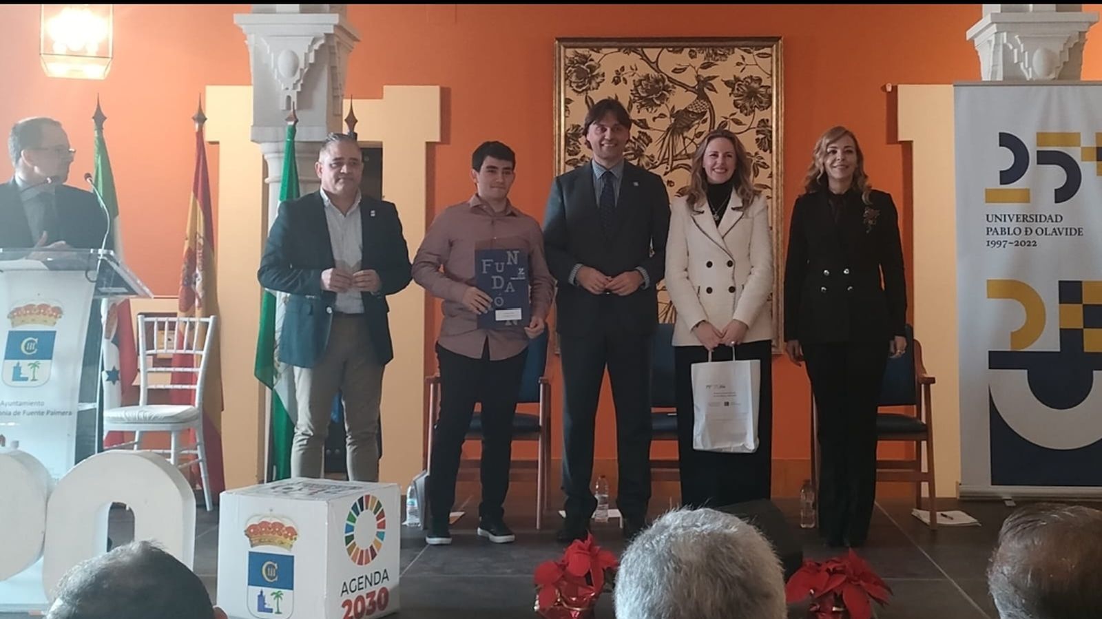 El alumno distingido con las autoridades.