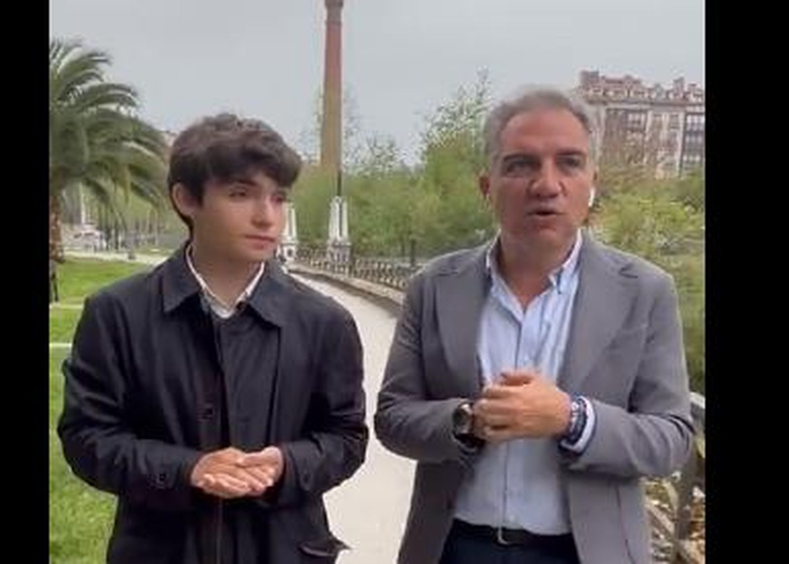 Jon Echeverría y Elías Bendodo en un fotograma del vídeo.
