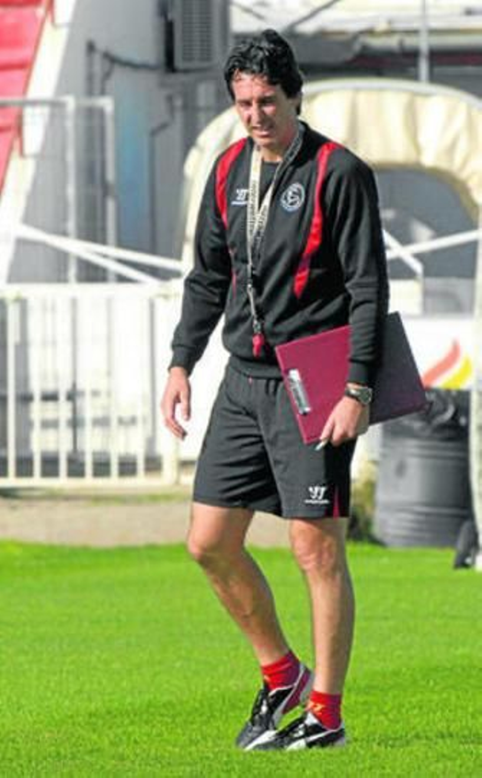 Unai Emery, con su inseparable carpeta, durante una sesión en la ciudad deportiva.