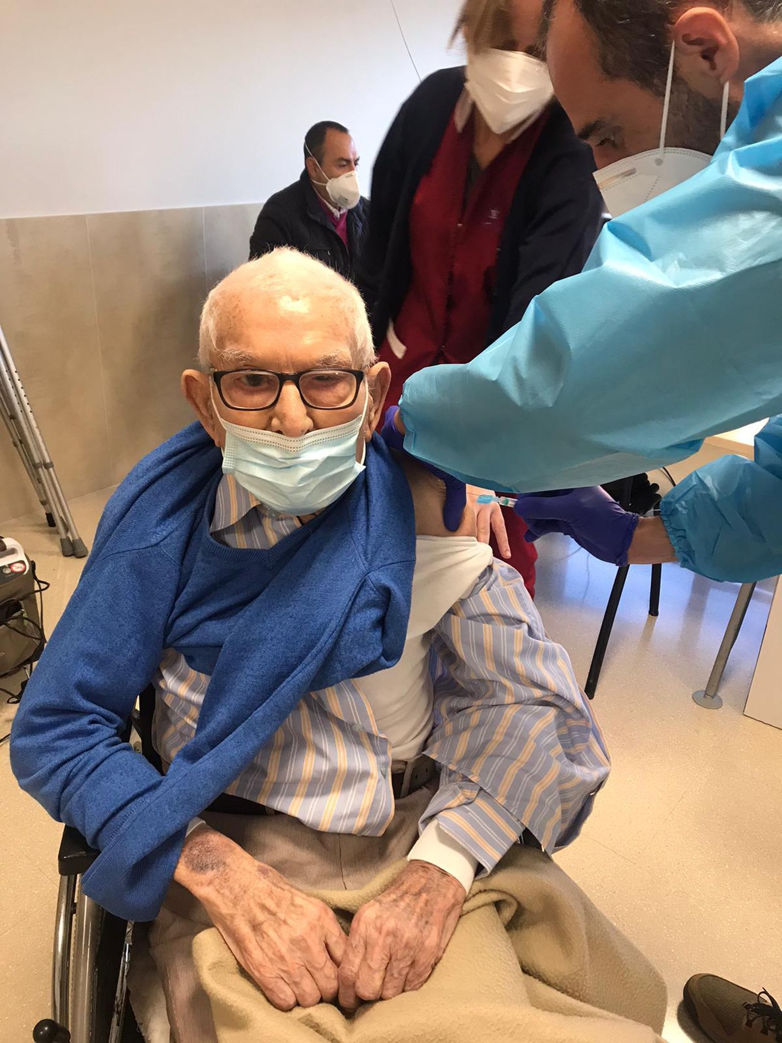 El usuario Francisco Benítez, de 104 años, fue el primero en vacunarse.