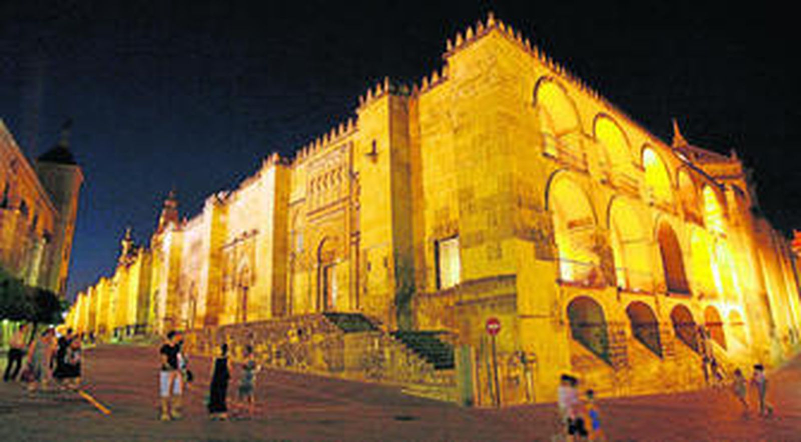 Vista de la fachada de la Mezquita-Catedral iluminada por la noche.