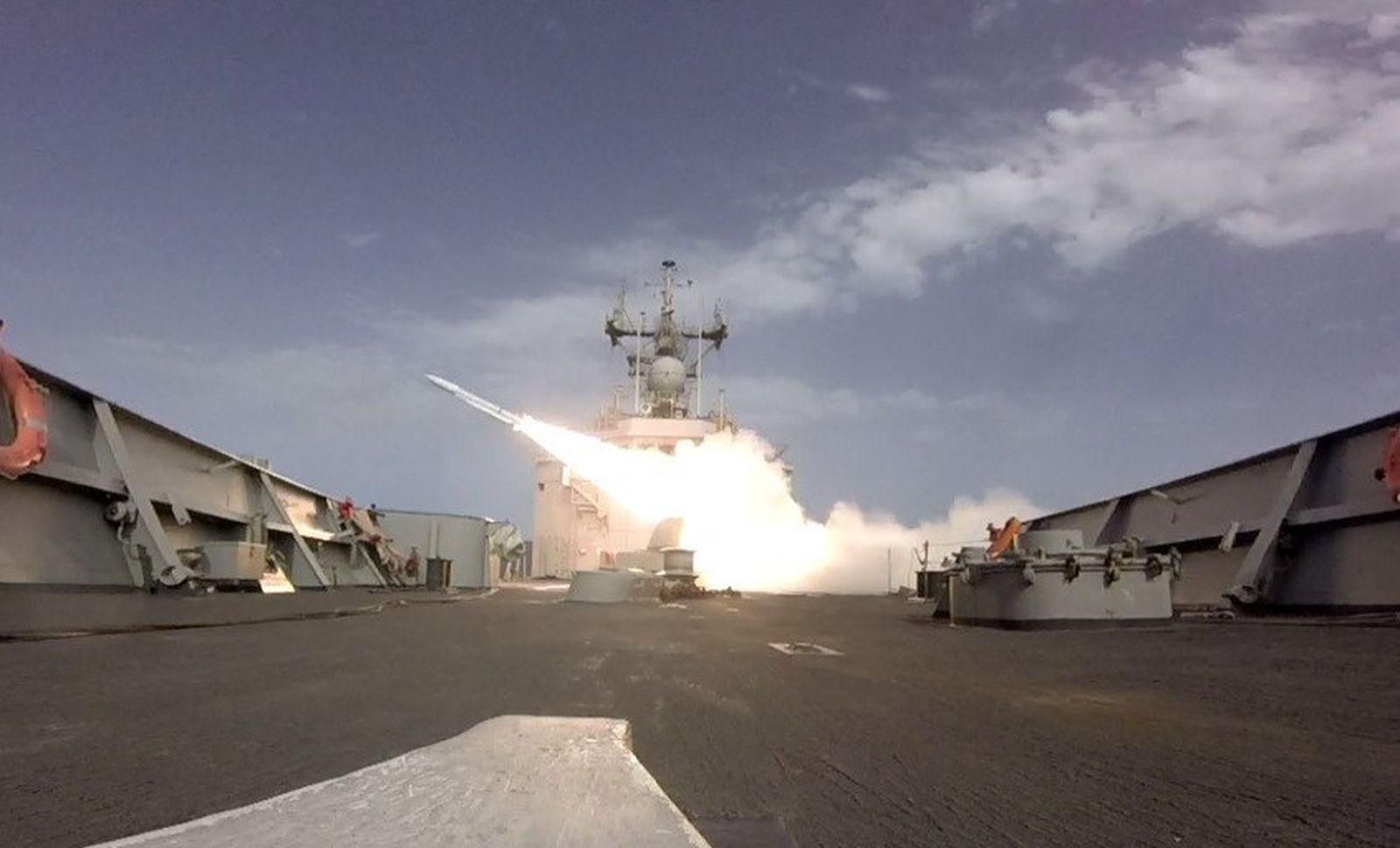 Uno de los lanzamientos de misiles antiaéreos realizados ayer.