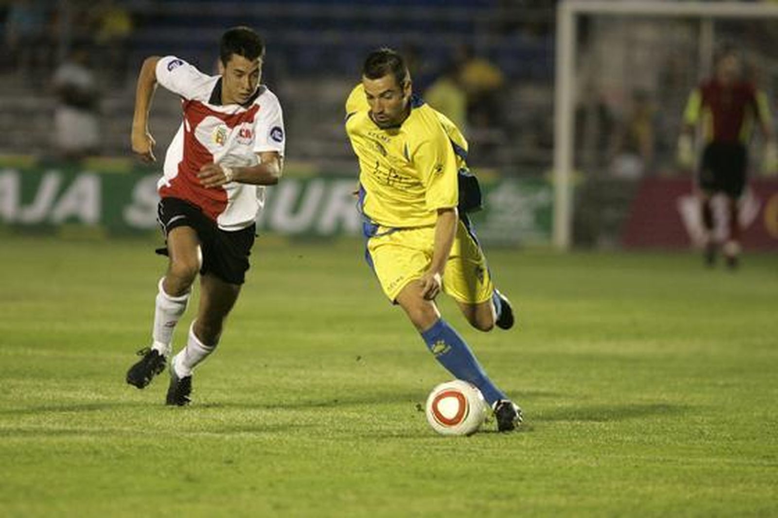 Aarón Bueno, el gran protagonista del partido, comenzó como titular en la banda izquierda.  Foto: Jesus Marin