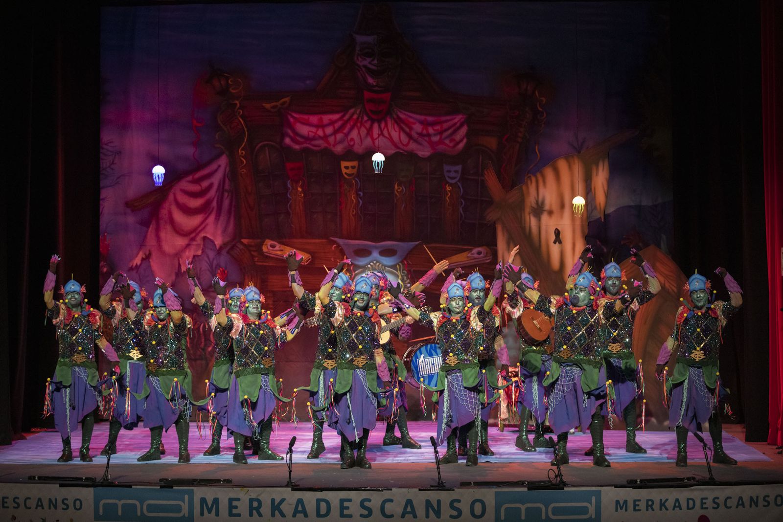 Imágenes de la actuación de la comparsa de Huelva 'El mar de febrero' en el Carnaval Colombino