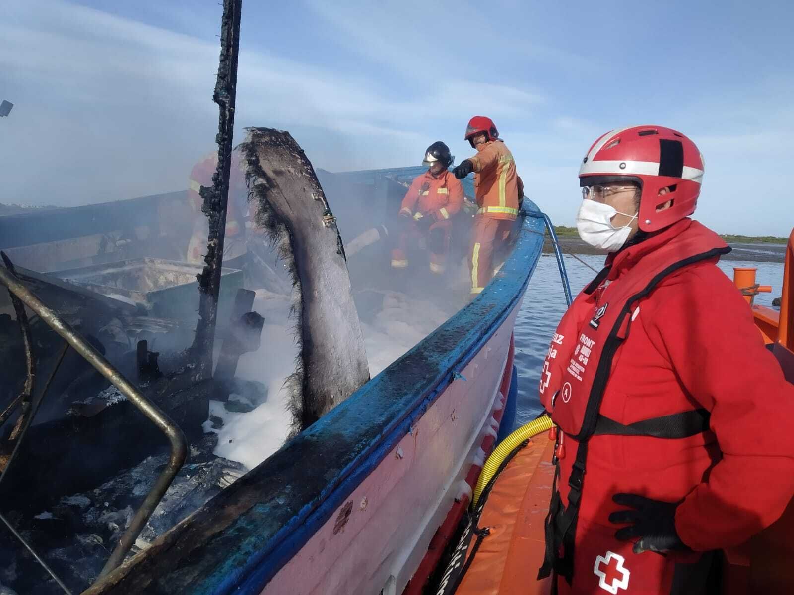 El equipo de salvamento marítimo ante un incendio en un barco.