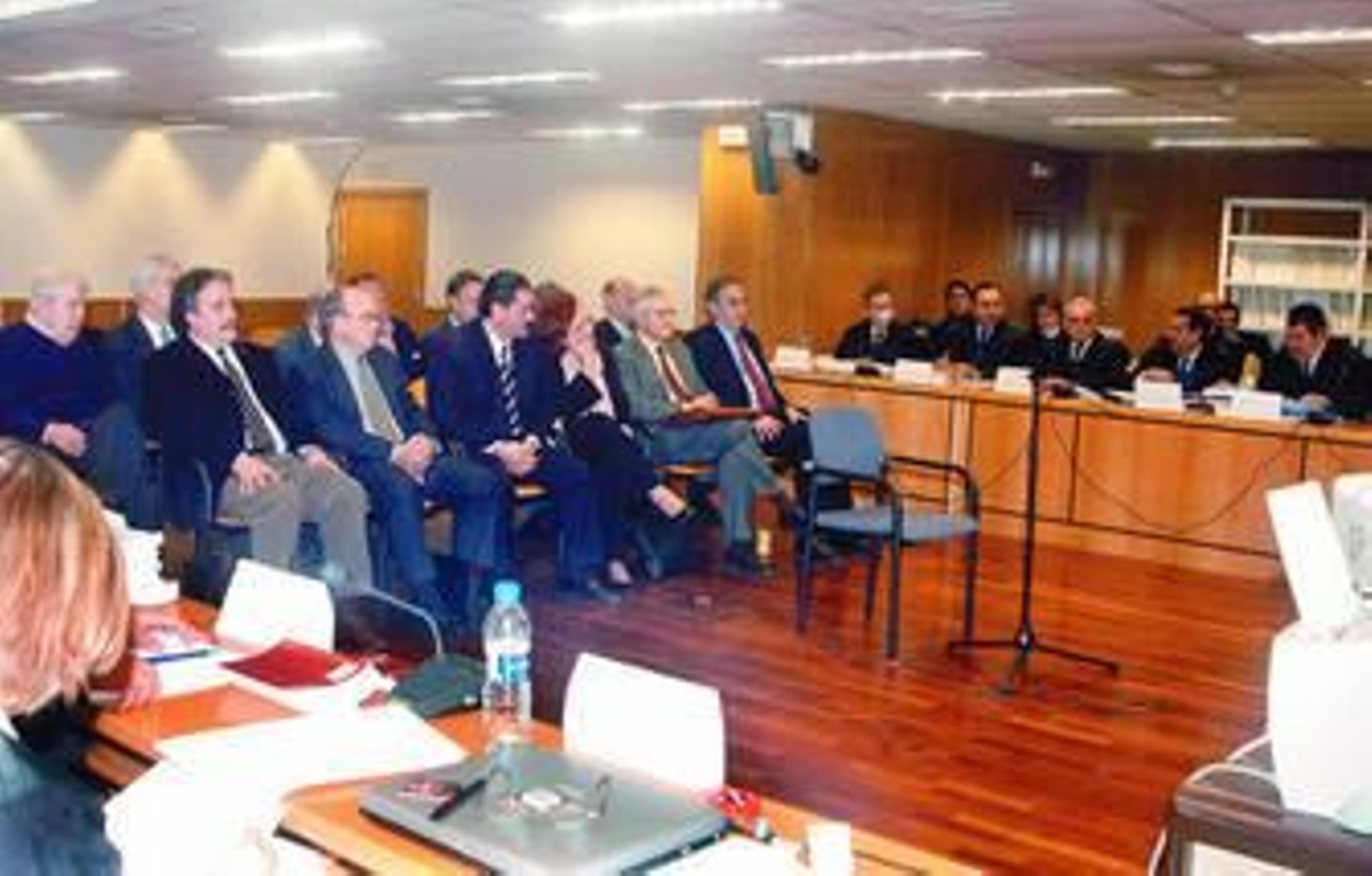Los 13 imputados del caso AVE, en la Audiencia Provincial de Madrid en febrero de 2005.