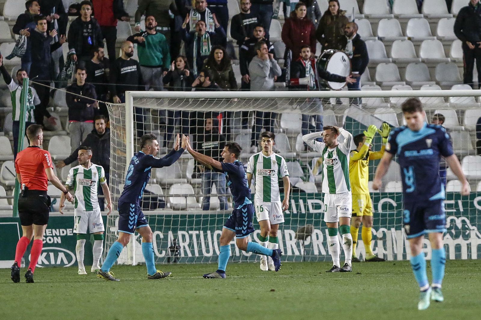 Rei Manaj y Febas, del Albacete, celebran un gol ante la desesperación de los cordobesistas.
