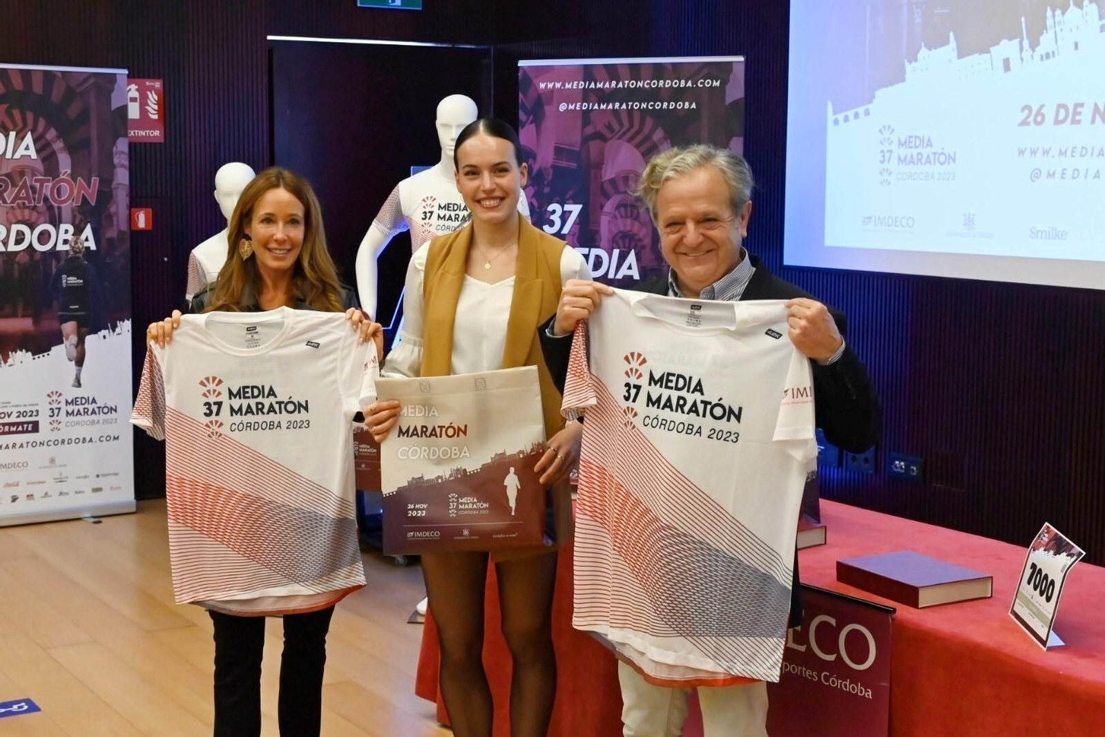 Carmen Avilés posa junto a Marian Aguilar y Salvador Fuentes.