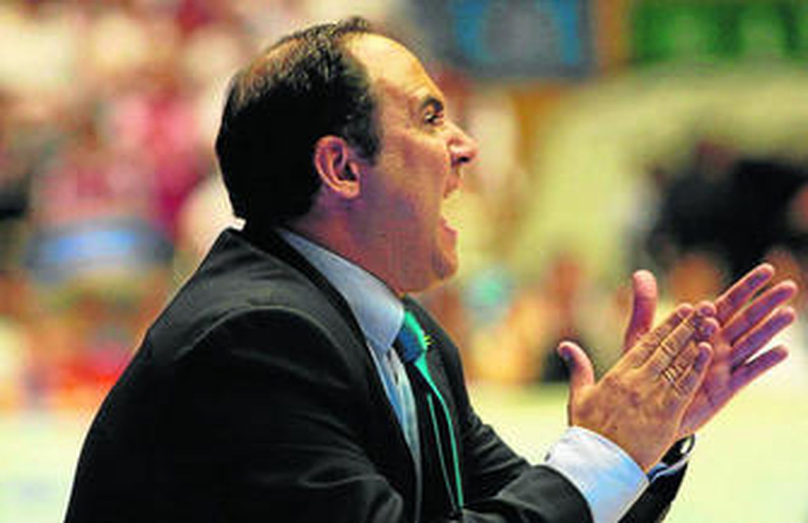 Chus Mateo apremia a sus hombres en un momento del partido.