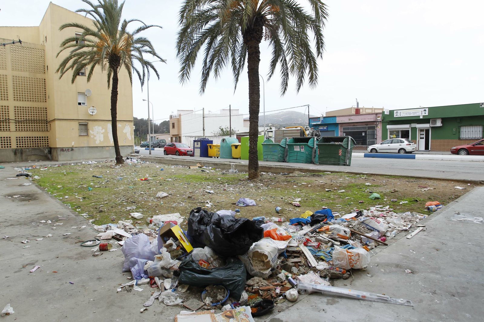 Escombros y basuras, cerca de unos contenedores en La Línea