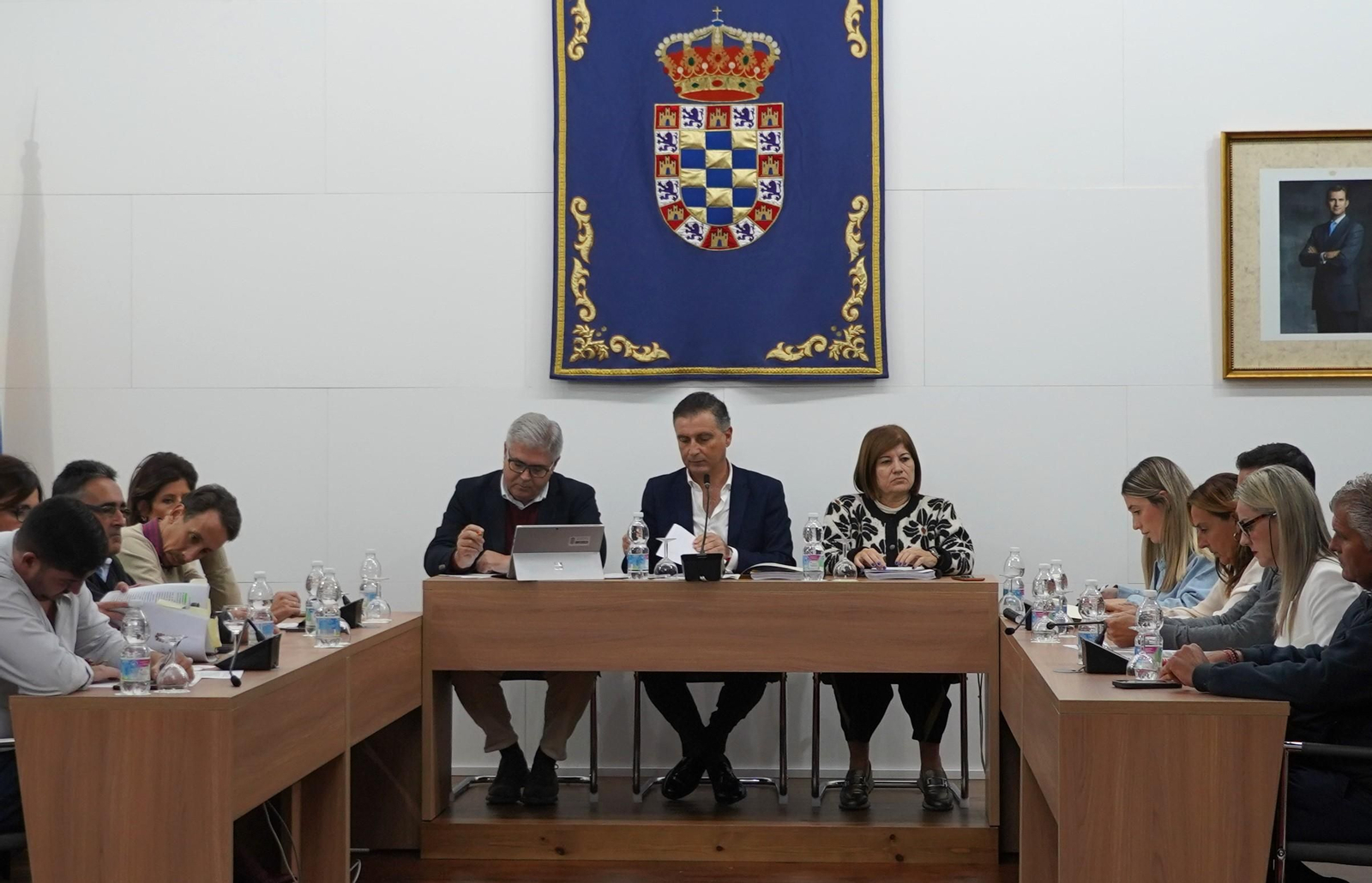 El alcalde de Moguer, Gustavo Cuellar, en la aprobación de los nuevos presupuestos municipales.