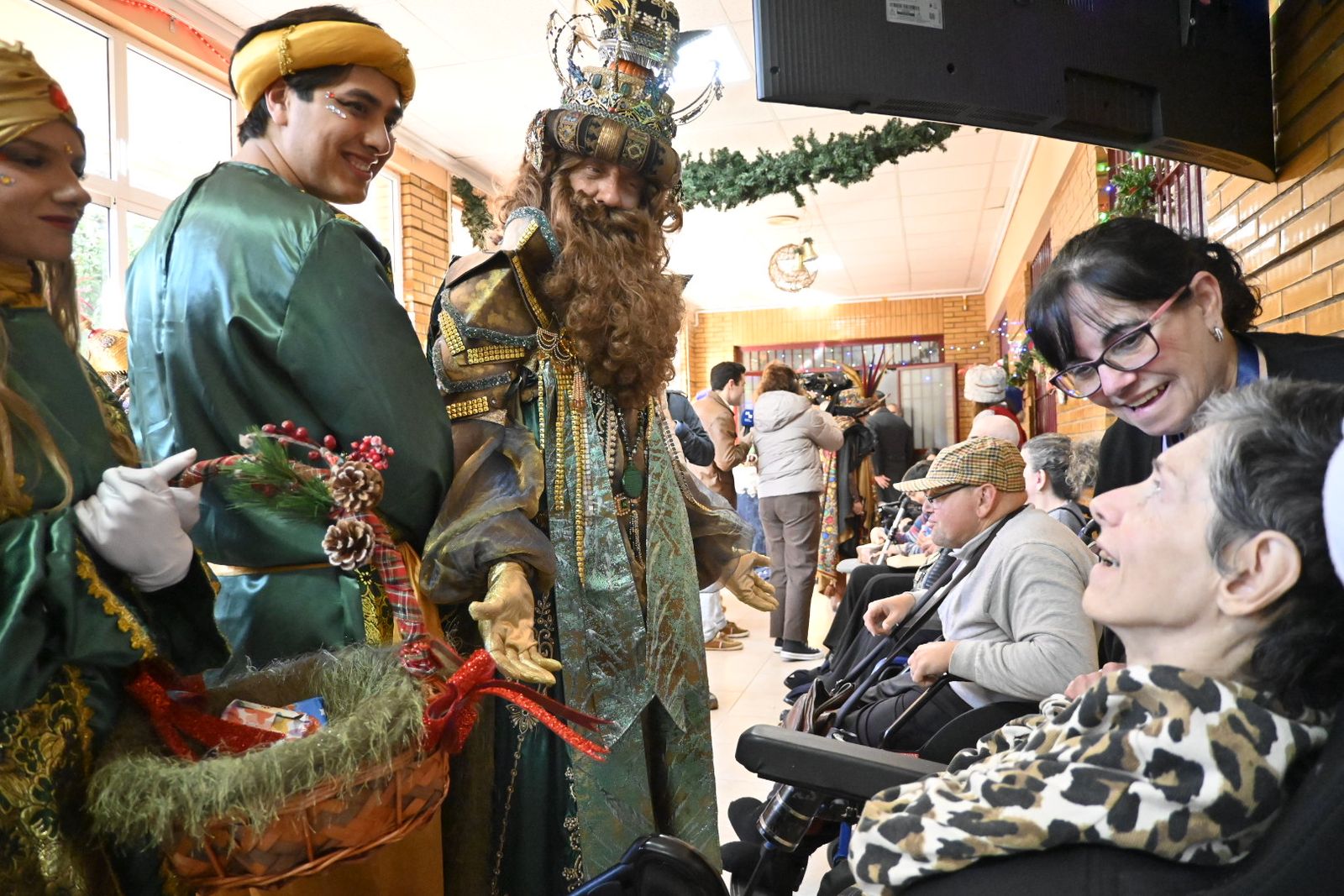 Recorrido fotográfico de los Reyes Magos por el hospital y los centros de mayores en la mañana del 5 de enero en Huelva