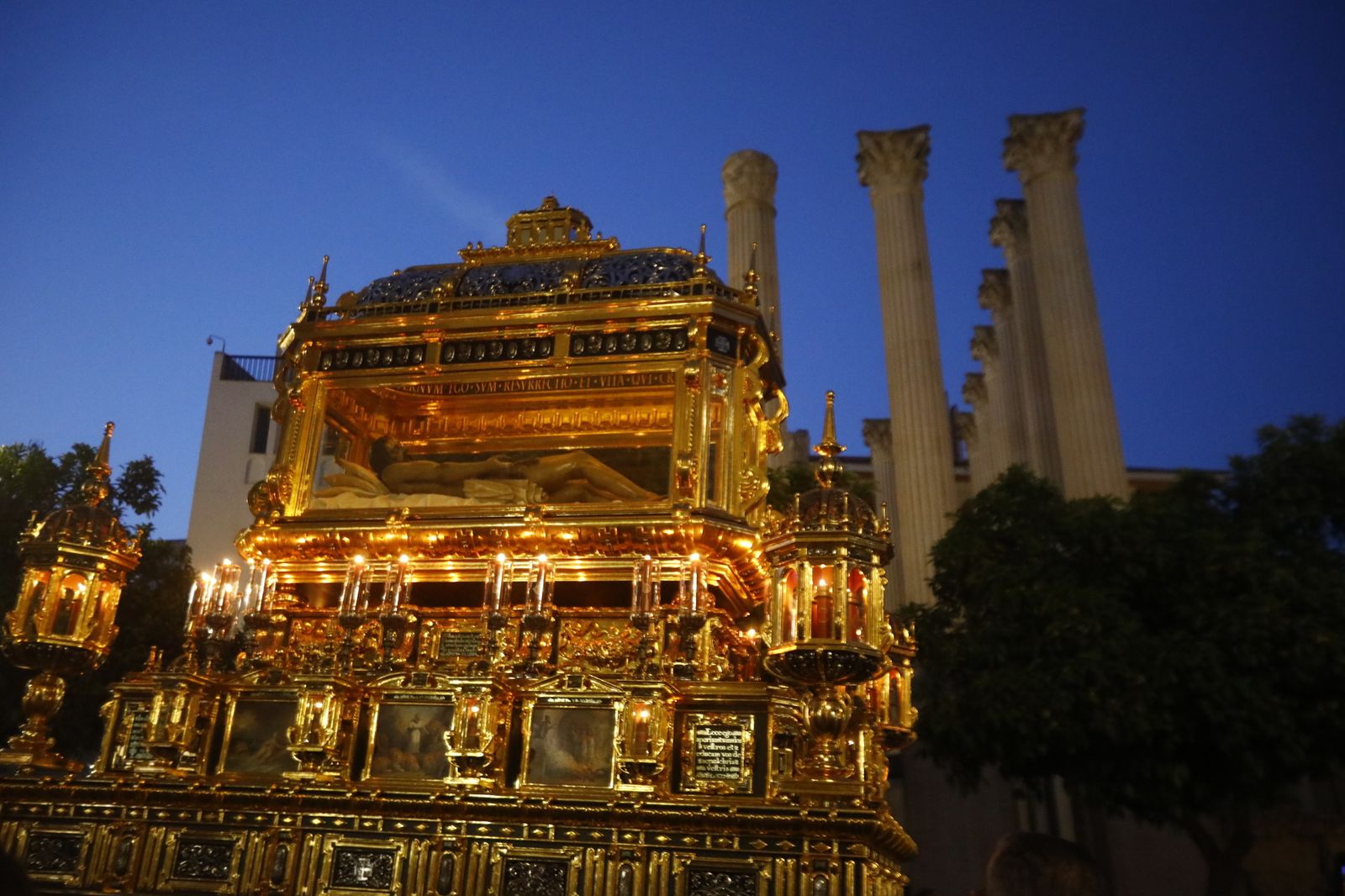 Viernes Santo en Córdoba: la procesión del Santo Sepulcro, en imágenes