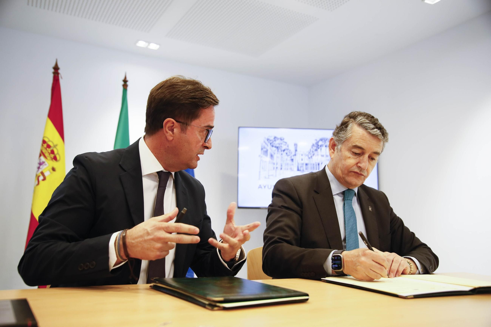 El consejero Antonio Sanz y el alcalde ejidense Francisco Góngora, firman un convenio para la creación de un Centro de Emprendimiento Digital, en imágenes