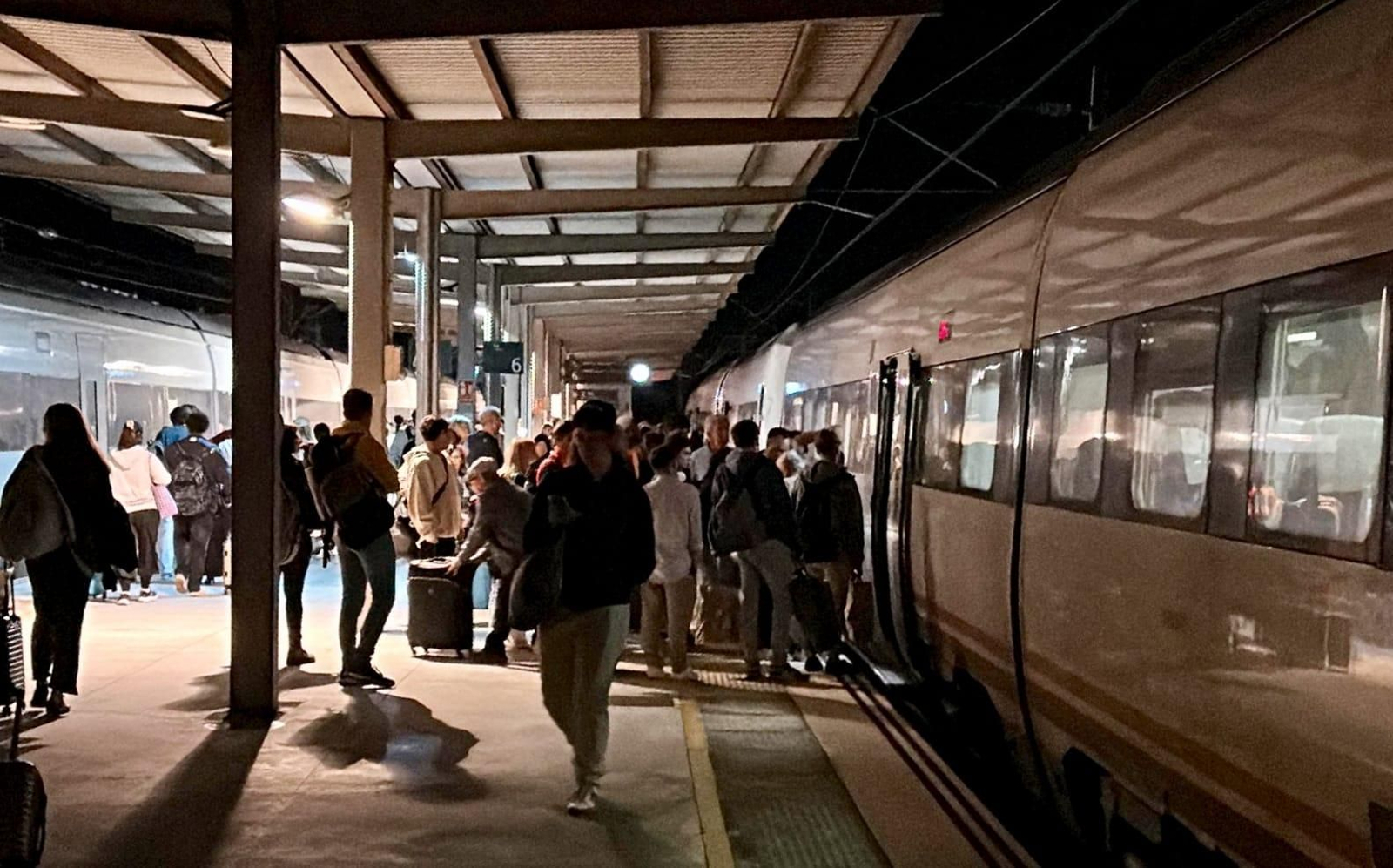 Usuarios esperando en la estación de Lebrija, el pasado 30 de octubre.