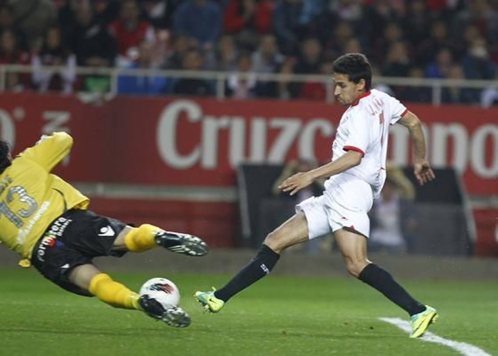 El Sevilla acumula tres victorias consecutivas tras vencer al Mallorca en casa (3-1). / Antonio Pizarro