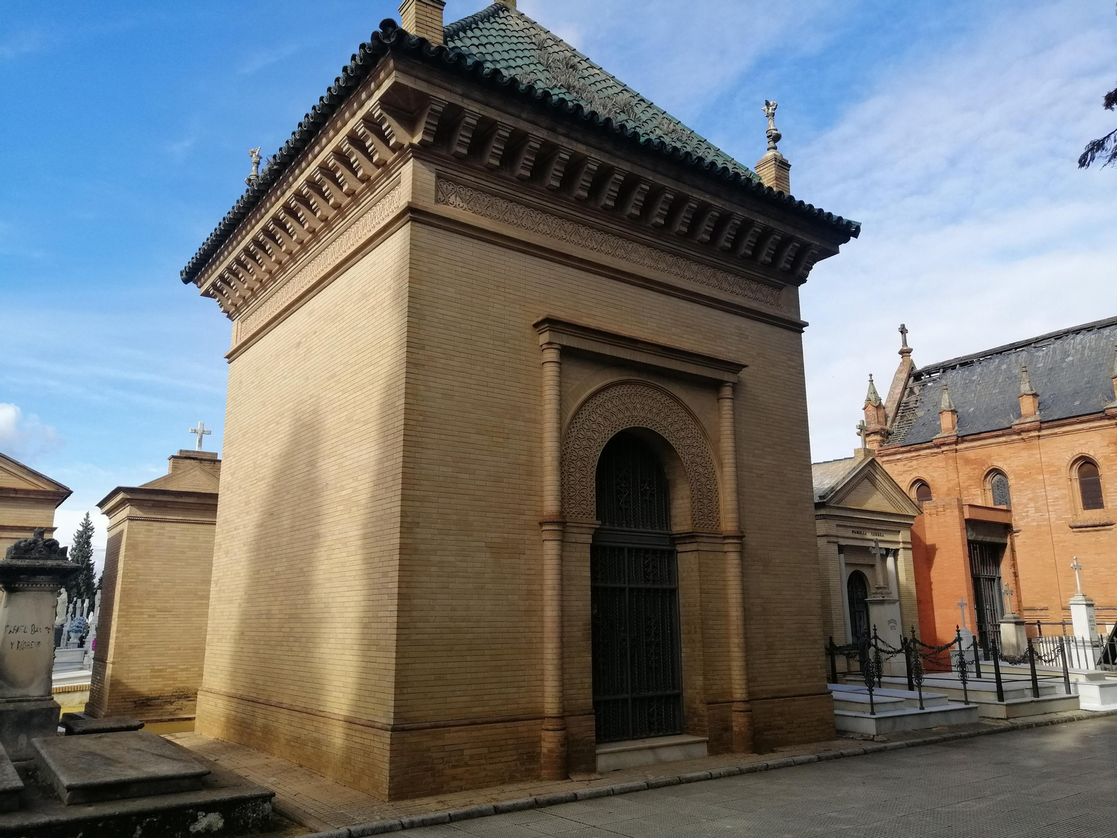 Panteones y tumbas de personajes conocidos