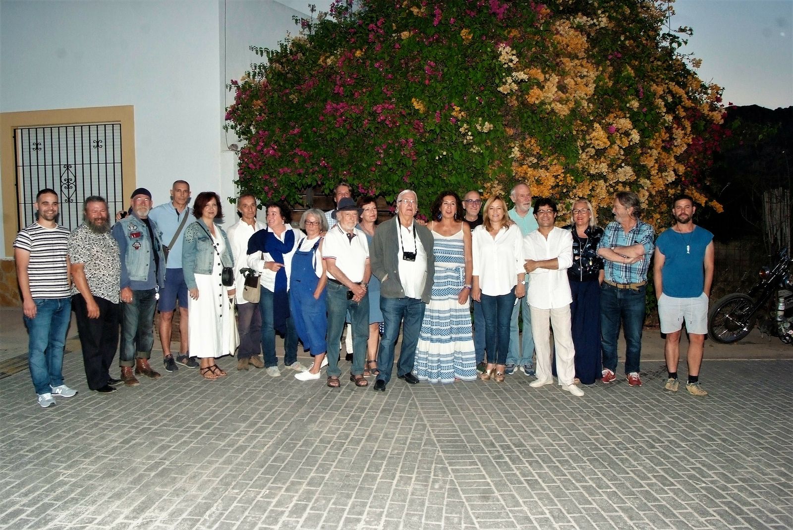 Esperanza Pérez junto a Alexis Pineda y Encarna Morales y un grupo de los artistas que exponen sus trabajos en Rodalquilarte.