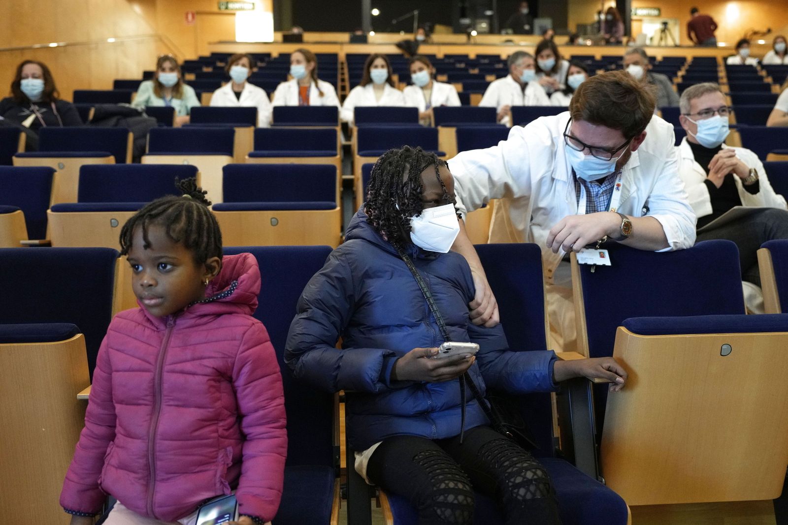 Las hermanas Diama y Sokuma, durante la presentación de este complejo procedimiento realizado por el Hospital de Sant Pau y la Fundación Puigvert.