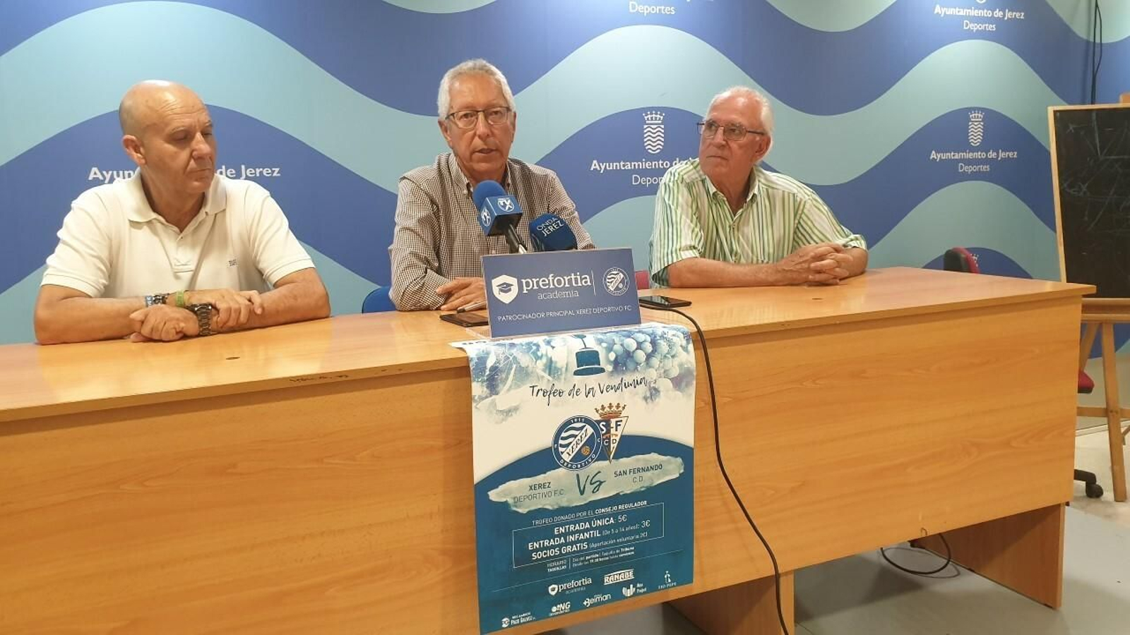 Rafael Coca, junto a Juan Bellido y Tomás Villena, en la presentación del Trofeo de La Vendimia.